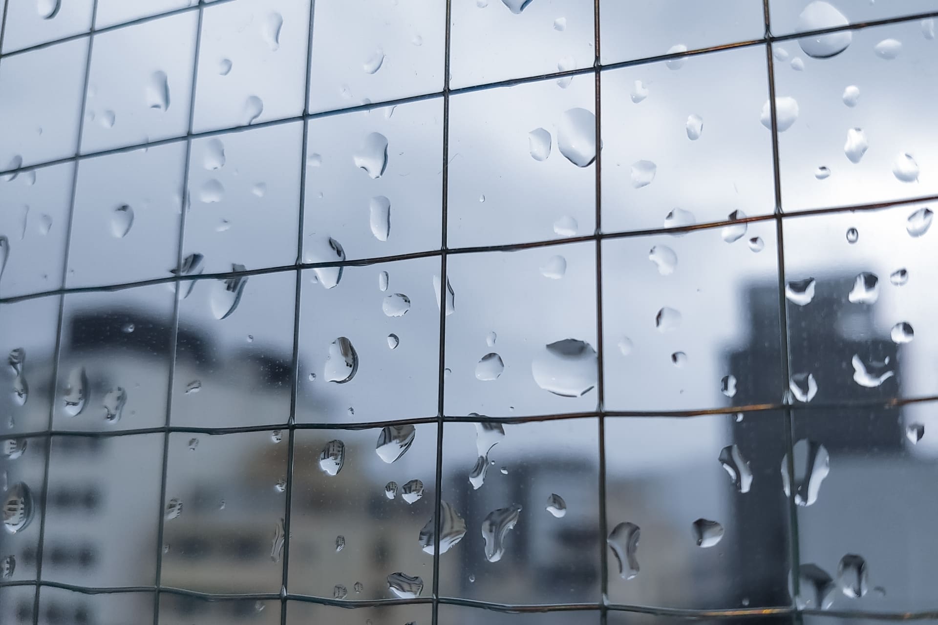 台風の際、窓ガラス対策はどうする？安全確保のために必要なこと